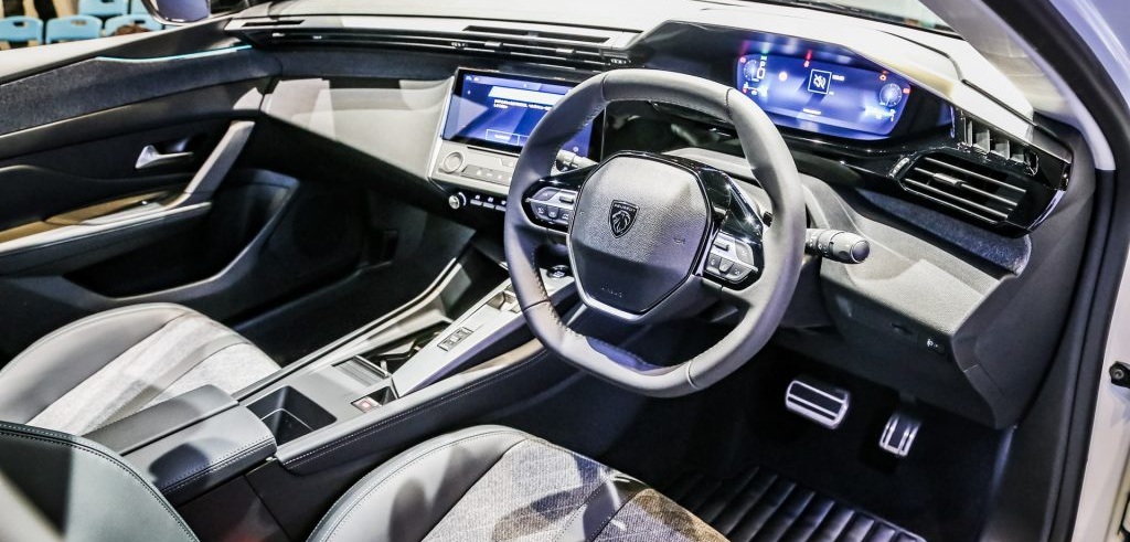 PEUGEOT 408 PHEVのインテリアデザイン