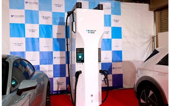 電気CHAdeMOとは？：日本独自の急速充電規格></p>
<p>「CHAdeMO（チャデモ）」とは、電気自動車(EV)向けの急速充電規格の一つです。日本発祥で、充電口の形状・通信方式・安全制御などが包括的に決められています。<br>
この規格によって、メーカーや充電器が統一された方式で相互利用できるようになり、利用者側にとって「どの車でも充電しやすい環境」が整えられています。<br>
名称の由来は、「CHArge de MOve＝動く、進むためのチャージ」「de＝電気」「（車の充電中に）お茶でも」という３つの意味が込められています。 <br>
つまり、単なる技術名称ではなく「利用者にも安心を与えるブランド的な要素」が最初から意図されていたわけです。
</p>

<h3 class=