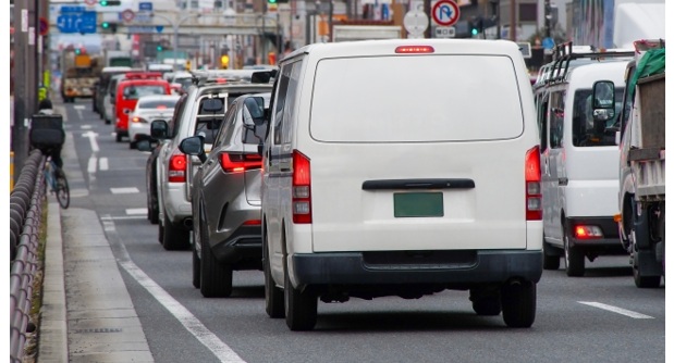EVは渋滞中どれくらい電力を消費する?停止時の電費と減り方を解説