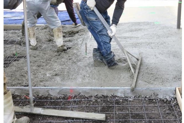 高くなる特徴③:「コンクリート打ち駐車場」