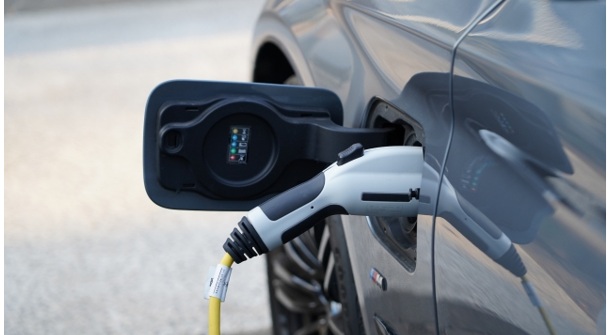 EV充電中に車を離れてもOK？事故・トラブル・マナーを徹底解説