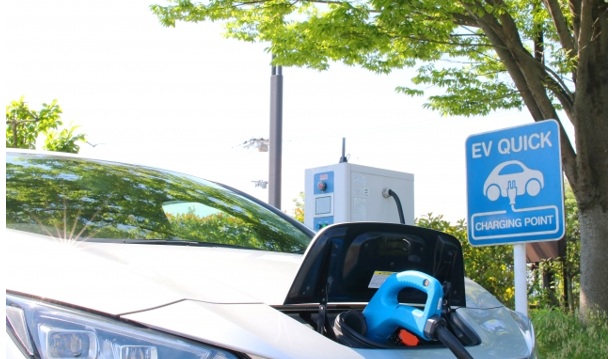 EVの「充電ポート位置」はなぜ違う?メーカーごとの設計思想を解説