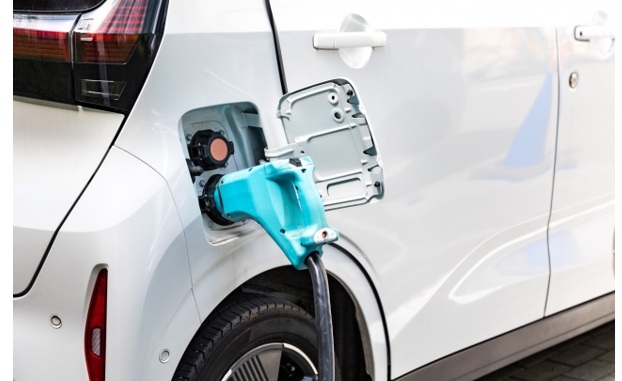 EVメーカーが充電ポート位置を決める設計的な要素は?