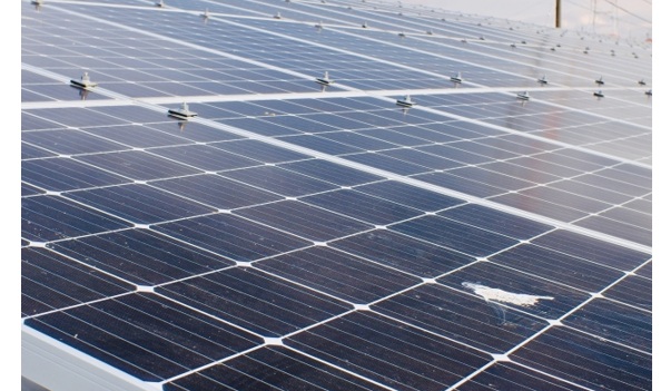 太陽光パネル清掃: 2年に1回で2〜4万円