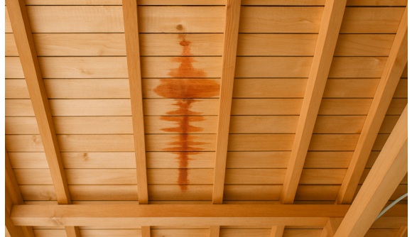 屋根の防水処理ミスで雨漏り発生