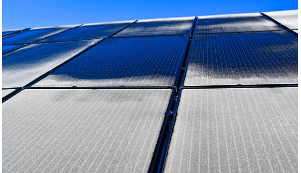 霜で、太陽光パネル表面が覆われて発電量が大幅に低下する