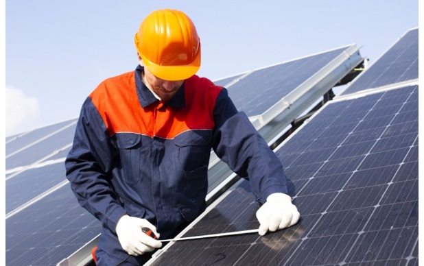 太陽光発電は施工業者の違いで発電量は変わる？影響と見極め方を解説