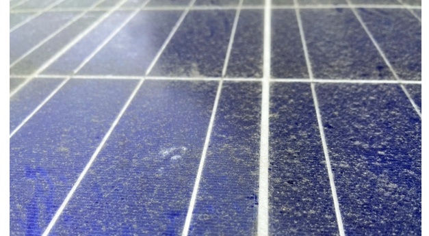 太陽光パネルの汚れ蓄積：放置するほど損失が増える