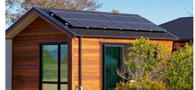 狭い屋根でも太陽光発電は設置できる?屋根面積と発電量の関係を解説