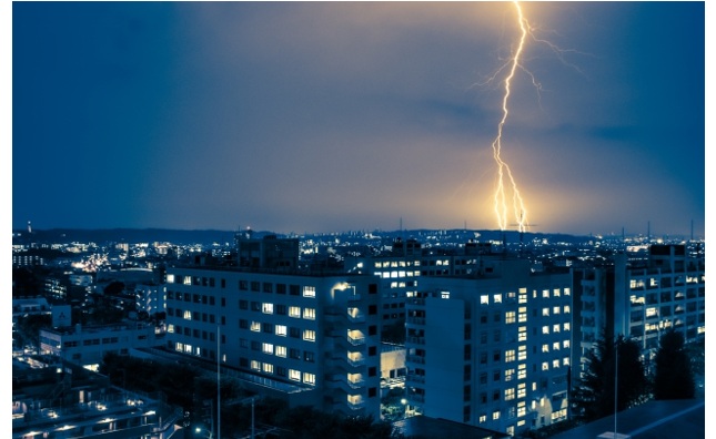 太陽光パネルは雷で壊れる？知らないと怖い落雷リスク