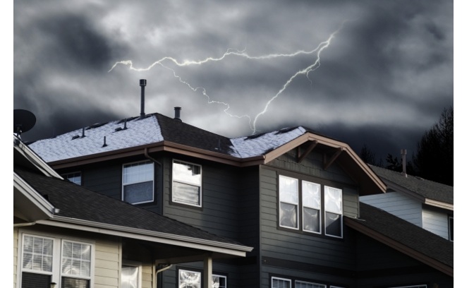 太陽光パネルは雷で故障する