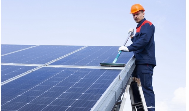 太陽光パネルは洗浄で発電量はどれくらい回復する?効果と目安を解説