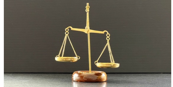 気温が下がると電圧が上がる仕組み