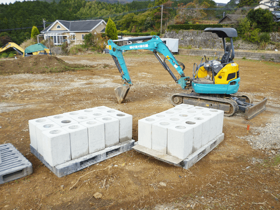 野立て　産業用太陽光発電設置　地面の整地