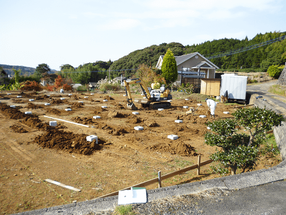 野立て　産業用太陽光発電設置　基礎コンクリート設置