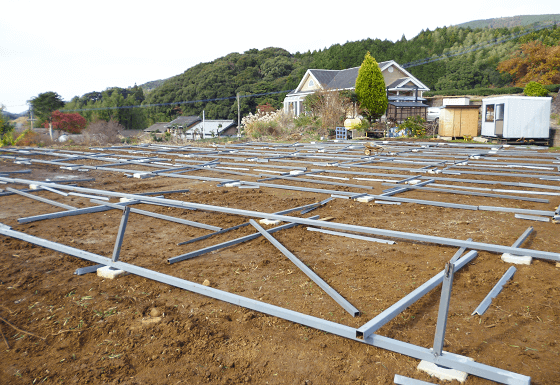 野立て　産業用太陽光発電設置　架台の設置